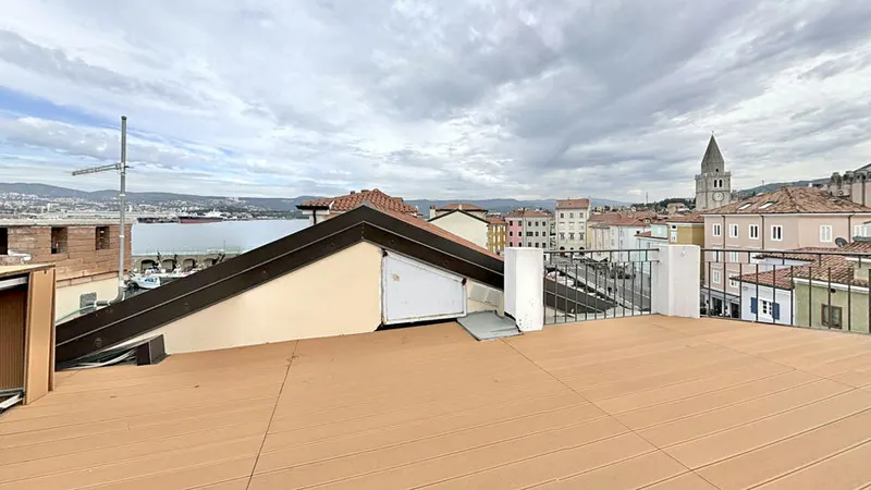 Bilocale con terrazza sul tetto e vista sul golfo, Muggia